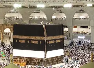 Tepat Malam Tahun Baru Islam, Kiswah Penutup Ka’bah Diganti