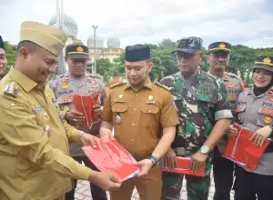 Pj Walikota Lhokseumawe Bagi 10 Ribu Bendera