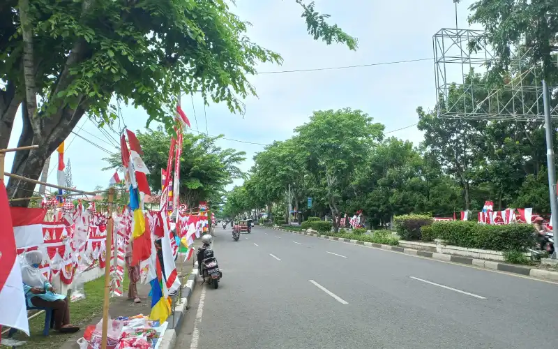 Jelang HUT RI Ke 77, Pedagang Bendera Musiman Panen Rezeki