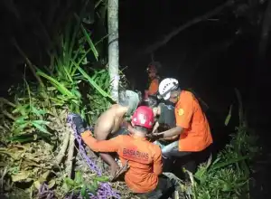 Tim SAR Evakuasi Wisatawan Terpeleset ke Jurang Tebing Lange Aceh Besar