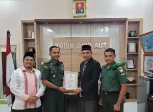 Dandim Aceh Utara Berikan Piagam Penghargaan Kepada Yayasan Sapefam