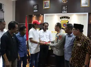17 Tahun Damai Aceh, Eks Kombatan GAM Pase Serahkan Bendera Bulan Bintang ke Kapolres Lhokseumawe 