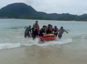 Santri Malaysia yang Hanyut di Sungai Brayeun Ditemukan di Pantai Lampuuk
