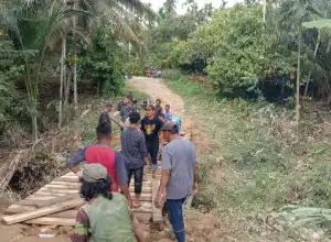 Warga Langkahan Gotong Royong Bangun Jembatan Darurat Pasca Dihantam Banjir