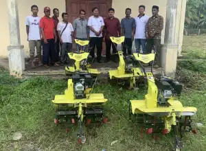 Ikhsan Serahkan Cultivator untuk Kelompok Tani di Abdya