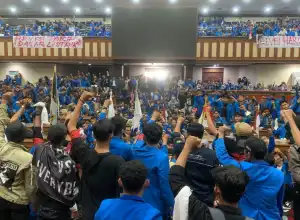 Ratusan Mahasiswa Berhasil Duduki Ruang Rapat Kantor DPR Aceh