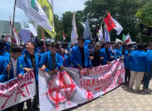 Protes Kenaikan BBM, Mahasiswa UIN Ar-Raniry Demo Kantor DPR Aceh