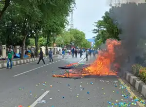 Demo Penolakan Kenaikan BBM di DPRA Berlangsung Ricuh