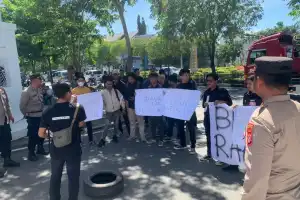 Massa KBJ Demo di Kantor Gubernur Aceh, Tuntut Turunkan Angka Kemiskinan dan Tolak Kenaikan BBM