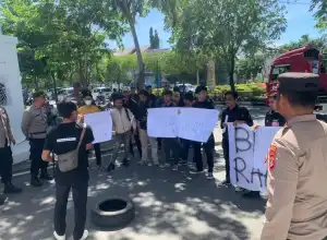 Massa KBJ Demo di Kantor Gubernur Aceh, Tuntut Turunkan Angka Kemiskinan dan Tolak Kenaikan BBM