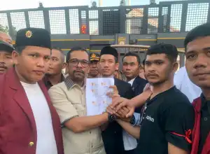 Temui Massa Demo, Seluruh Fraksi di DPR Aceh Sepakat Tolak Kenaikan BBM