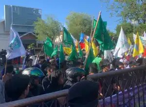 Giliran AGAM Unjuk Rasa Tolak Kenaikan BBM di Depan DPRA