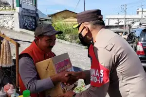 Pasca Kenaikan Harga BBM, Kapolres Bener Meriah Bagikan Sembako Dari Kapolda Aceh