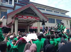 Aksi Demo Kenaikan BBM di Lhokseumawe Ricuh
