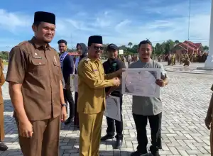 Pj Bupati Serahkan Piagam Penghargaan Kepada Pokdarwis Pirak dan Agam Inong Aceh Utara