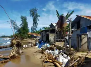 Rumah Warga di Abdya Rusak Dihantam Gelombang Laut