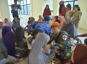 TNI Antar Sembako Korban Banjir ke Desa Terisolir di Aceh Utara