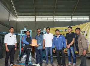 Hendra Budian Serahkan Sejumlah Bantuan UMKM Kepada Penyandang Disabilitas