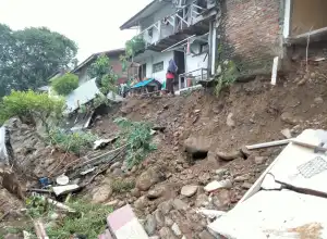 Pondasi Terkikis Sungai, 5 Ruko di Aceh Besar Ambruk