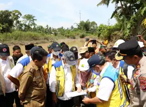 Menteri PUPR Tinjau Tanggul Sungai Keureutoe yang Jebol Akibat Banjir