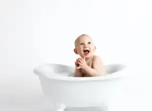 Suhu Air yang Tepat untuk Memandikan Bayi