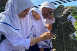 Seratusan Pelajar di Banda Aceh Diajari Cara Bersihkan Cagar Budaya