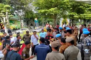 DPD Alamp Gelar Aksi di Kantor Wali Kota Banda Aceh dan Berikan Piagam 