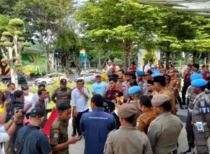 DPD Alamp Gelar Aksi di Kantor Wali Kota Banda Aceh dan Berikan Piagam 