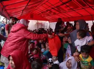 Tinjau Lokasi Banjir, Menteri Sosial Serahkan Bantuan dan Belanja Keperluan Pengungsi di Pasar Aceh Tamiang 