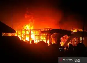 6 Petak Rumah Semipermanen di Jakarta Pusat Terbakar