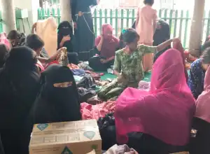 Warga Berikan Pakaian ke Warga Rohingya Terdampar di Aceh Utara 