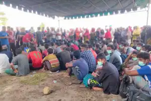 Warga Pasang Tenda Darurat Untuk Etnis Rohingya di Krueng Geukuh