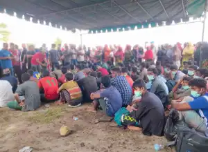 Warga Pasang Tenda Darurat Untuk Etnis Rohingya di Krueng Geukuh