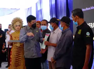 Hadi Tjahjanto Serahkan 1000 Sertifikat Plasma ke Petani Aceh Utara
