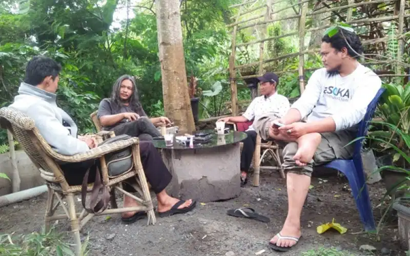 Ngopi di Kebun Kopi