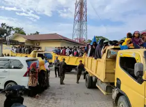 Warga Pindahkan Pengungsi Rohingya di Muara Batu ke Kantor Bupati Aceh Utara