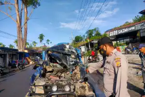Mobil Pick up Rusak Parah Usai Tabrak Truk Hino Pembawa Semen Terparkir