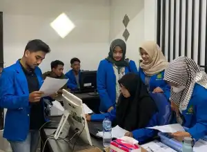 Mahasiswa PMI UIN Ar-Raniry Bantu Masyarakat Membuat NIB bagi Pelaku Usaha