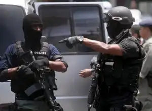 Polri Gelar Olah TKP Usai Tragedi Bom Bunuh Diri di Polsek Anyar, Kota Bandung