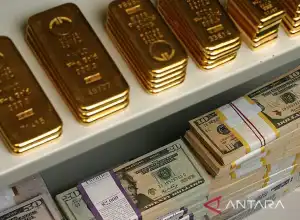 Emas menguat 15,60 dolar didorong oleh "greenback" yang lebih lemah
