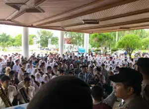 Ratusan Massa Tolak Politisasi Pendidikan Aceh di Kantor Gubernur