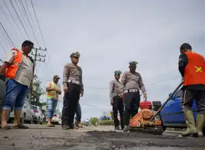 Polres Lhokseumawe Tambal Jalan Berlubang Cegah Kecelakaan Kendaraan