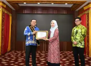 Ketua TP PKK Aceh Serahkan Penghargaan Ikon Prestasi Pancasila kepada Ketua BFLF