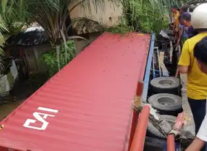 Sopir Mengantuk, Truk Kontainer Terjun ke Sungai Usai Tabrak Becak