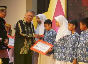 Ratusan Siswa dan Puluhan Guru di Banda Aceh Diberi Penghargaan