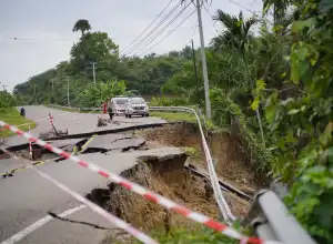 Jalan Alternatif Buket Rata-Krueng Mane Nyaris Putus