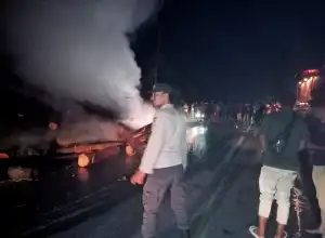 Truk Pengangkut Kayu Terbakar Di Aceh Utara