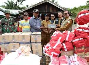 Pj Bupati Jenguk Korban Banjir Langkahan dan Serahkan Bantuan Darurat