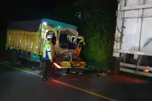 Diduga Mengantuk, Mobil Colt Diesel Tabrak Belakang Mobil Truk Hino yang Sedang Parkir
