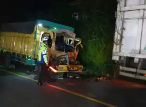 Diduga Mengantuk, Mobil Colt Diesel Tabrak Belakang Mobil Truk Hino yang Sedang Parkir